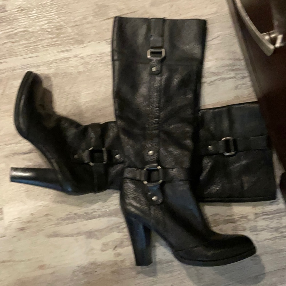 Black heeled boot up to knee